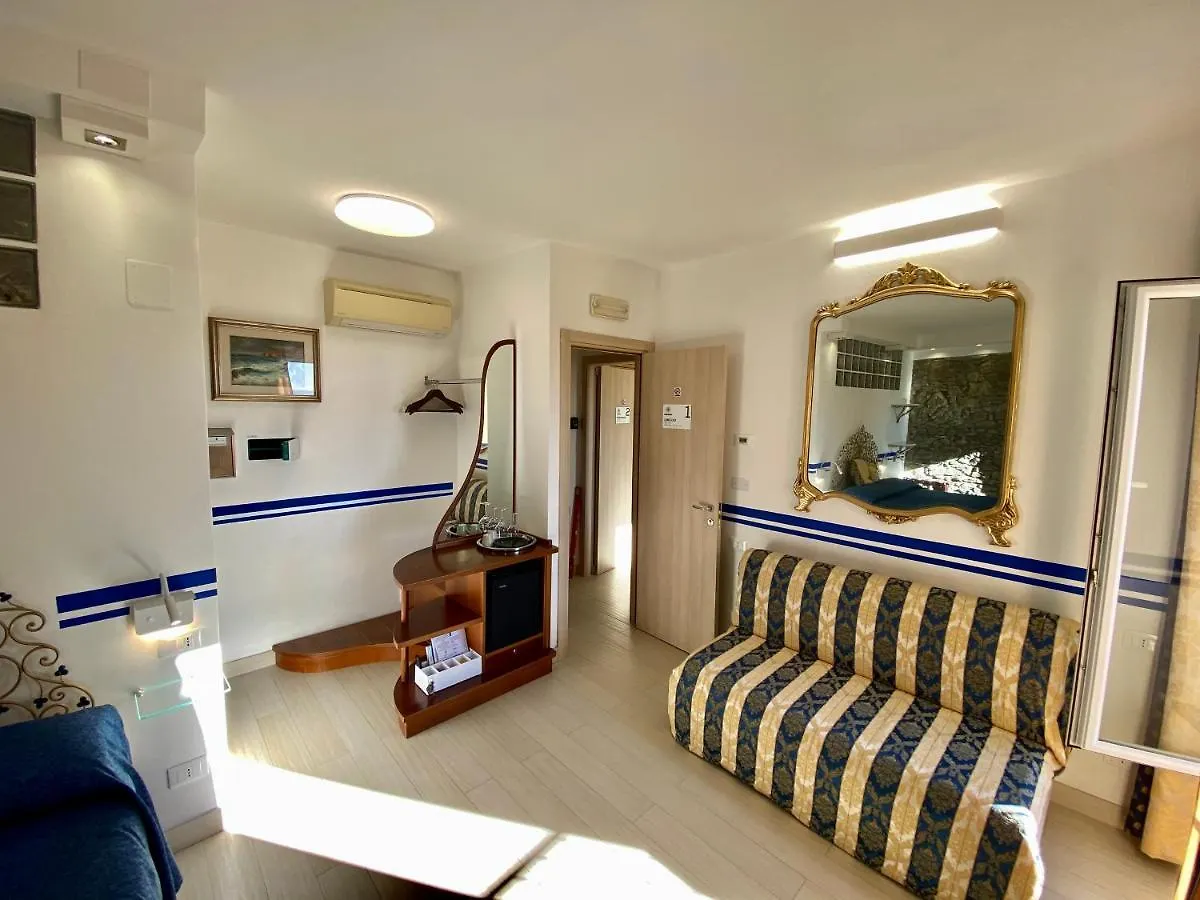 Giovanni Rooms Manarola 3*,