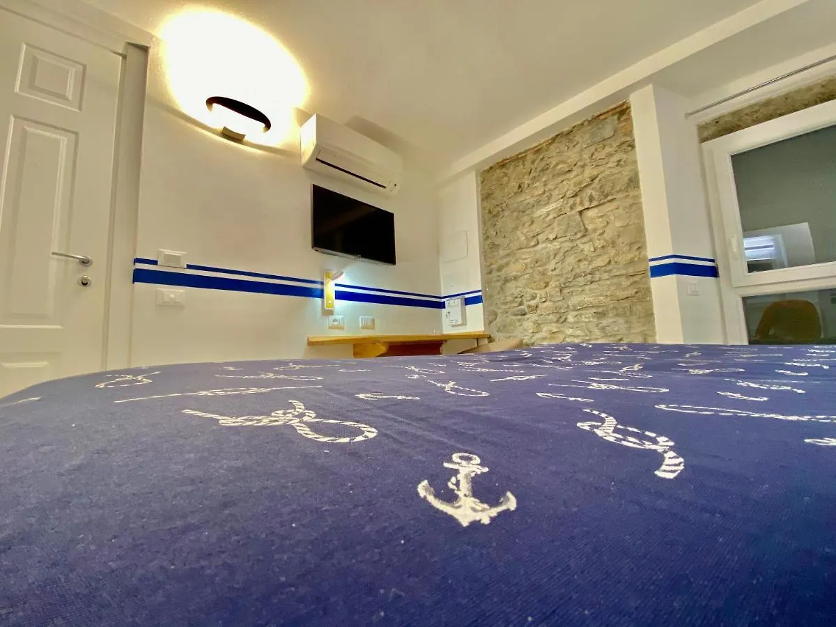 Giovanni Rooms Manarola 3*,